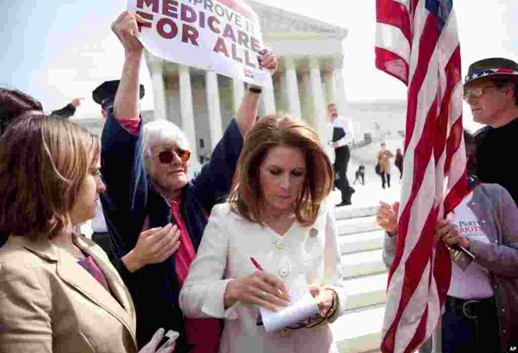 Dân biểu Michele Bachmann xem qua các ghi chú trước khi phát biểu trước Tối cao Pháp viện ngày 28 tháng 3, vào lúc tòa kết thúc 3 ngày nghe tranh luận về tính hợp hiến của chương trình cải tổ bảo hiểm y tế của Tổng thống Barack Obama. (AP)