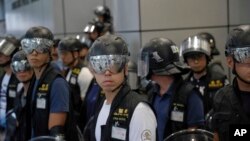 La policía en Hong Kong con gafas de protección para protegerse de los punteros laser usados por manifestantes pro democracia durante protestas en Hong Kong el sábado, 17 de agosto, de 2019.