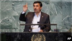 ປະທານາທິບໍດີອິຣ່ານ ທ່ານ Mahmoud Ahmadinejad ກ່າວຄໍາປາໄສຕໍ່ກອງປະຊຸມ ຄັ້ງທີ 66 ຂອງສະມັດຊາໃຫຍ່ສະຫະປະຊາດ ທີ່ນິວຢອກ, ວັນທີ 22 ກັນຍາ 2011. REUTERS/Shannon Stapleton