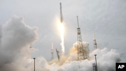 A rocket carrying the SpaceX Dragon ship lifts off from launch complex 40 at the Cape Canaveral Air Force Station in Cape Canaveral, Florida, April 18, 2014.