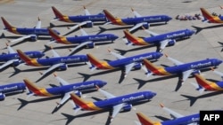 Dans cette photo d'archive prise le 28 mars 2019, des Boeing 737 MAX de Southwest Airlines sont stationnés sur le tarmac après avoir été cloués au sol, à l'aéroport logistique de Californie du Sud à Victorville, en Californie. 