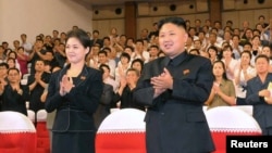 Lãnh đạo Bắc Triều Tiên Kim Jong Un và vợ Ri Sol-Ju dự buổi tình diễn của ban nhạc mới thành lập Moranbong, tại Bình Nhưỡng, 9/7/12