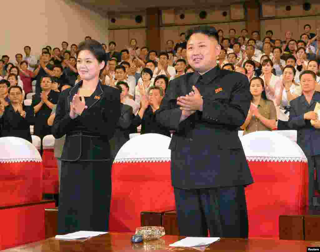Kim Conq Un xanımı "yoldaş" Ri Sol Cu ilə yenicə təsis olunmuş Moranbonq orkestirini alqışlayır.