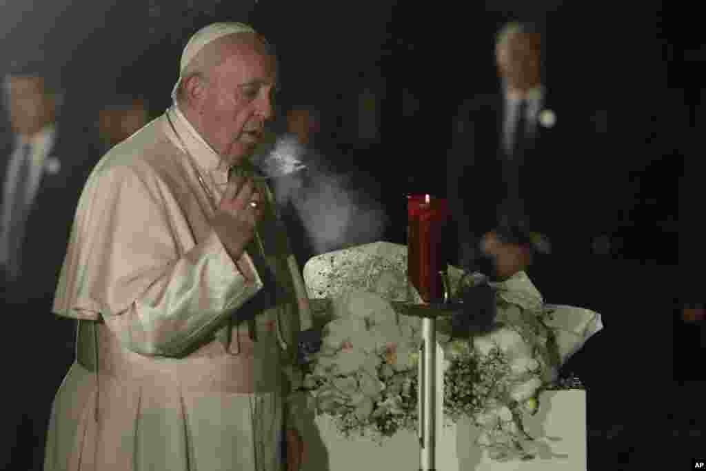 El Papa Francisco apaga una vela mientras visita el Parque Memorial de la Paz de Hiroshima en Hiroshima, oeste de Japón, el domingo 24 de noviembre de 2019. (AP Photo / Gregorio Borgia).