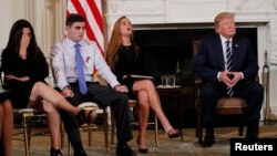 川普总统星期三在白宫与饱受校园枪击案伤害的学生、家长和教师举行“聆听会”