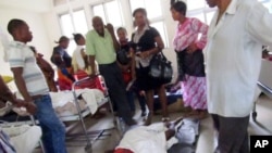 wagonjwa walowasilishwa hospitali ya Muhimbili na kulazwa chini kutokana na ukosefu wa huduma kutokana na mgomo wa madaktari.