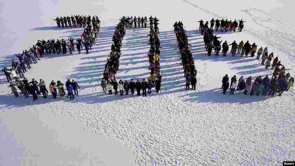 des élèves forment &quot;2015&quot; debout sur la neige pour accueillir la prochaine nouvelle année à l&#39;Université agricole de Shenyang, dans la province du Liaoning, en Chine, le 31 décembre 2014.