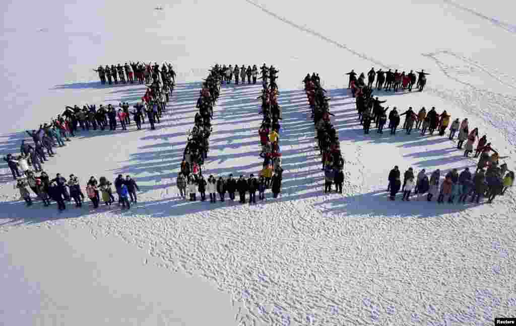 Studenti stoje u snegu u obliku broja 2015. Univerzitet u Šengjangu u Kini.&nbsp; 31. decembra, 2014.