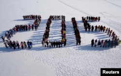 沈阳农业大学学生站在雪地上，组成2015字样（2014年12月31日）