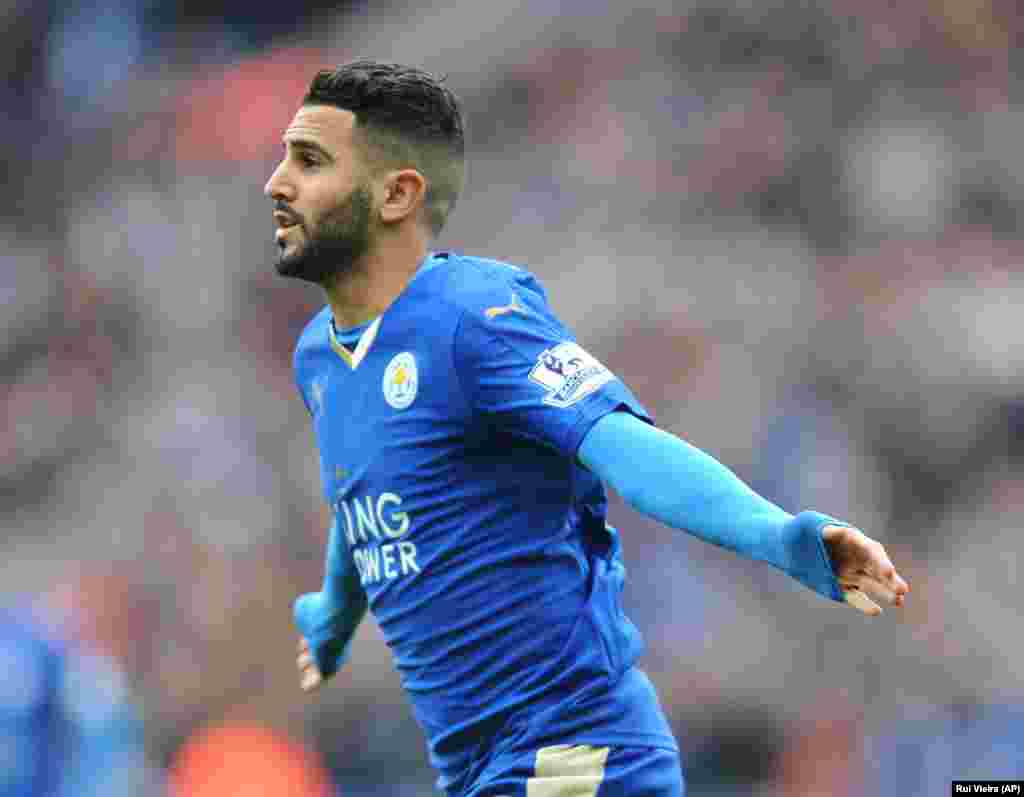 Le joueur de Leicesters Riyad Mahrez fête son but dans un match de la Premier League à Leicester, en Angleterre, le 24 avril 2016.