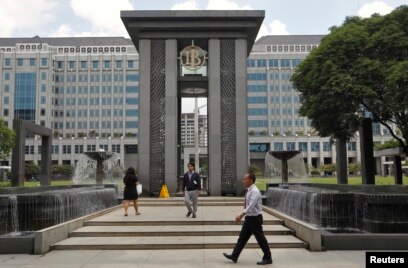 Pintu masuk kantor pusat Bank Indonesia di Jakarta, 14 Januari 2016. (REUTERS/Garry Lotulung)