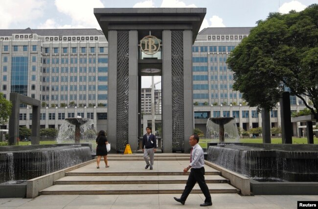 Pintu masuk kantor pusat Bank Indonesia di Jakarta, 14 Januari 2016. (REUTERS/Garry Lotulung)