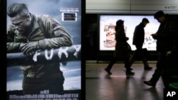 8일 서울 지하철역에 미국 소니사의 신작 영화 '퓨리' 포스터가 붙어있다. 소니 영화사는 지난달 말부터 이달 초 사이버 공격을 받아 '퓨리'를 비롯한 미개봉 영화 여러 편이 유출되는 피해를 입었다.