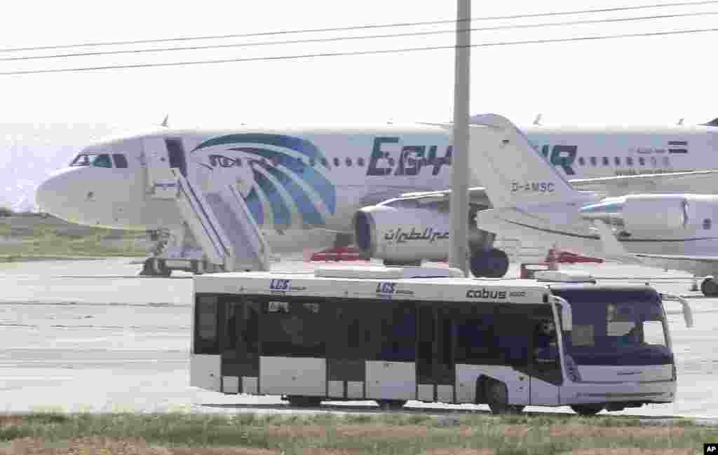 قبرص کے حکام کا کہنا ہے کہ طیارے میں سوار بیشتر افراد کو رہا کر دیا گیا ہے اور وہ طیارے سے باہر آ گئے ہیں۔