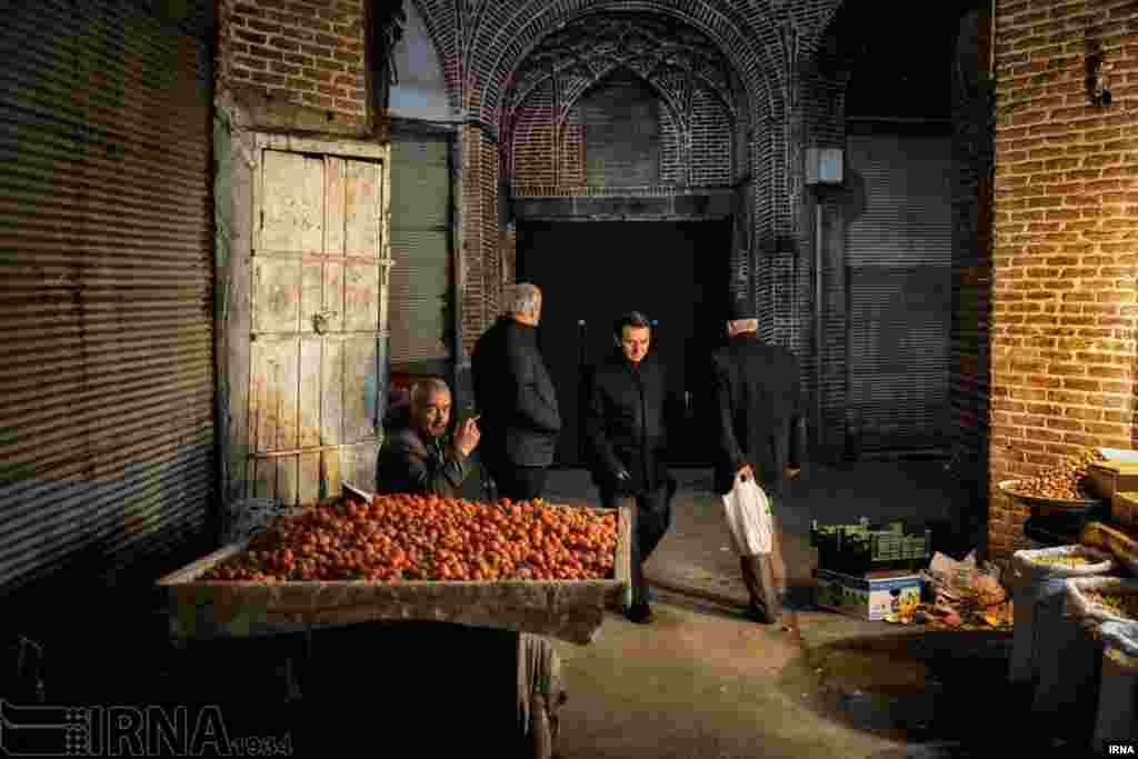 شب های بلند زمستان در بازار تبریز عکس: علی حامد حق دوست