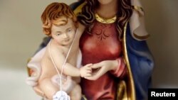 로마 바티칸 인근의 기념품 상점에 진열된 성모 마리아와 아기 예수상. (자료사진)