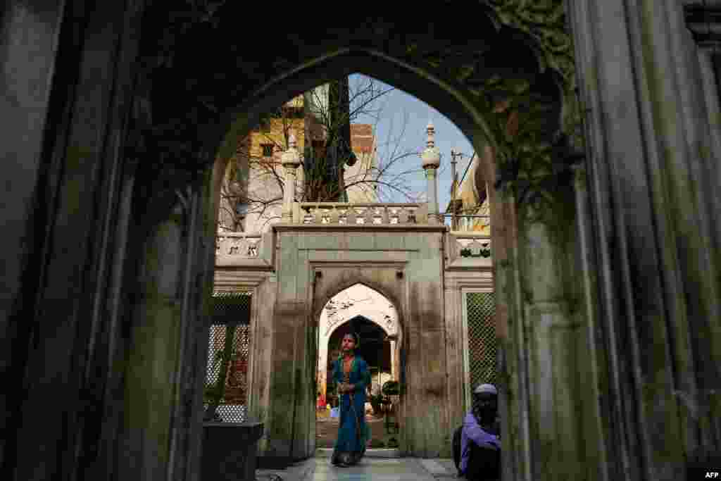 인도 뉴델리에서 어린 수피교 신자가 니자무딘 아울리야 성인을 위한 사원에 들어서고 있다.