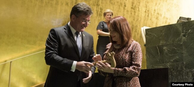 Maria Fernanda Espinosa, exembajadora de Ecuador ante la ONU, recibe el martillo de presidente de la Asamblea General de las Naciones Unidas de mano de su antecesor Miroslav Lajcak. Septiembre 17 de 2018. Foto: Noticias ONU.