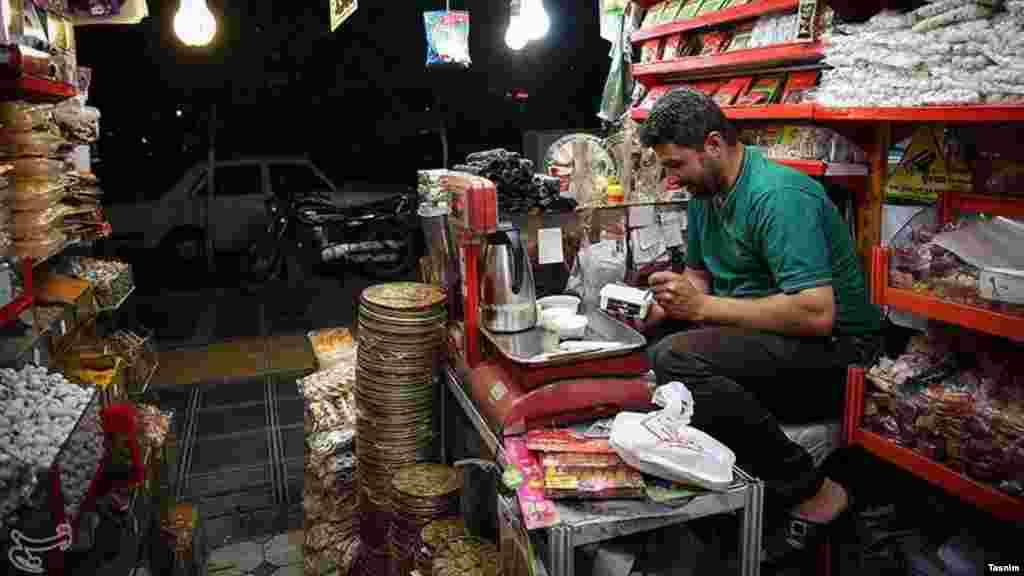 افطار کاسب ها. عکس: نیما نجف‌زاده، تسنیم