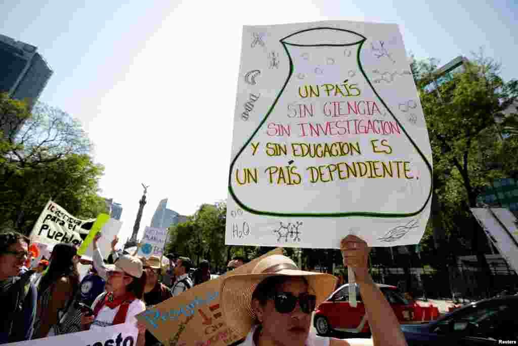 همزمان با روز زمین، گروهی از معترضان در پایتخت مکزیک. یک معترض تابلویی دارد که روی آن نوشته شده: کشور بدون تحقیق، علوم و آموزش، یک کشور وابسته است.