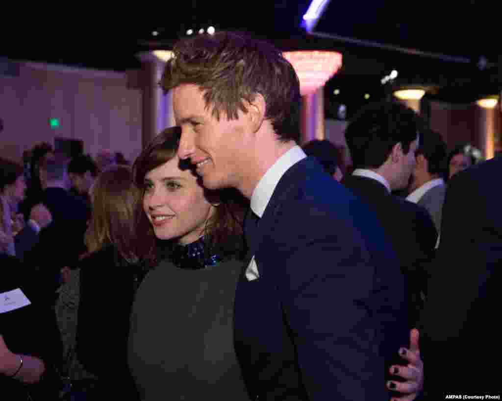 Felicity Jones (kiri) dan Eddie Redmayne dalam acara makan siang Oscar.