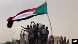 Des soudanais lors d'une manifestation contre le conseil militaire à Khartoum, au Soudan, le 30 juin 2019. (AP Photo / Hussein Malla)