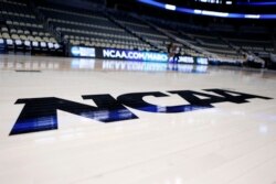 Logo NCAA terlihat di sebuah lapangan di Pittsburgh. (Foto: AP/Keith Srakocic)