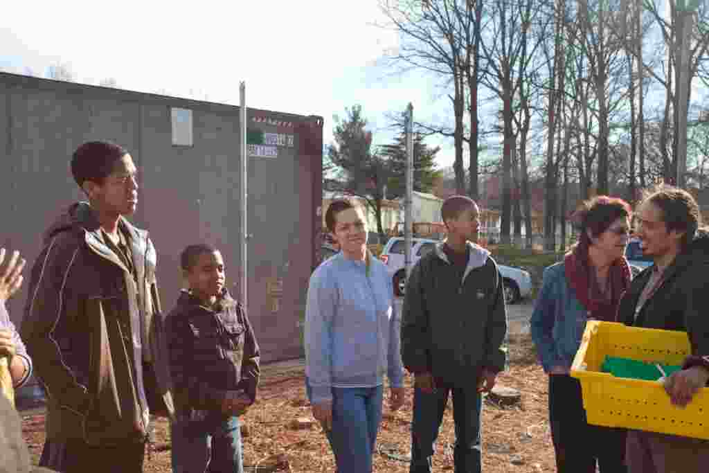 La granja también desarrolla programas educativos y lecciones en agricultura sostenible con los niños de la comunidad.