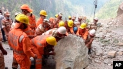 Pasukan Tanggap Bencana Nasional (NDRF) India melanjutkan operasi penyelamatan di lokasi tanah longsor di distrik Kinnaur, negara bagian Himachal Pradesh, India utara, Rabu, 11 Agustus 2021.