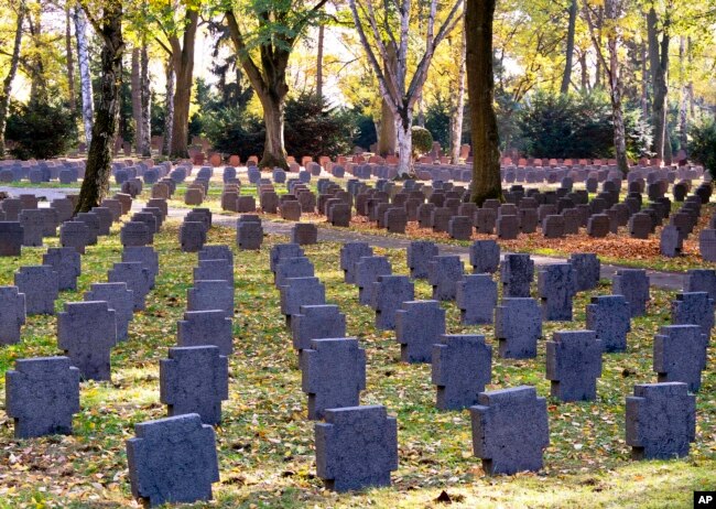 Un cementerio donde están enterrados soldados de la Primera Guerra Mudnial en Frankfurt, Alemania, es visto el 3 de noviembre de 2018.