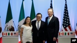 (Desde la izquierda) La ministra de Relaciones Exteriores de Canadá, Chrystia Freeland, el secretario de Economía de México, Ildefonso Guajardo Villarreal, y el representante comercial de EE.UU., Robert Lighthizer, durante una conferencia de prensa al finalizar la segunda ronda de renegociación del TLCAN en ciudad de México, el martes, 5 de septiembre, de 2017.