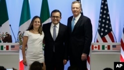 Canadian Foreign Affairs Minister Chrystia Freeland, from left, Mexico's Secretary of Economy Ildefonso Guajardo Villarreal, and U.S. Trade Representative Robert Lighthizer, at a press conference regarding the second round of NAFTA renegotiations in Mexico City, Sept. 5, 2017.
