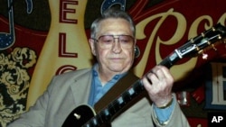 Scotty Moore, exguitarrista de Elvis Presley, murió a los 84 años.