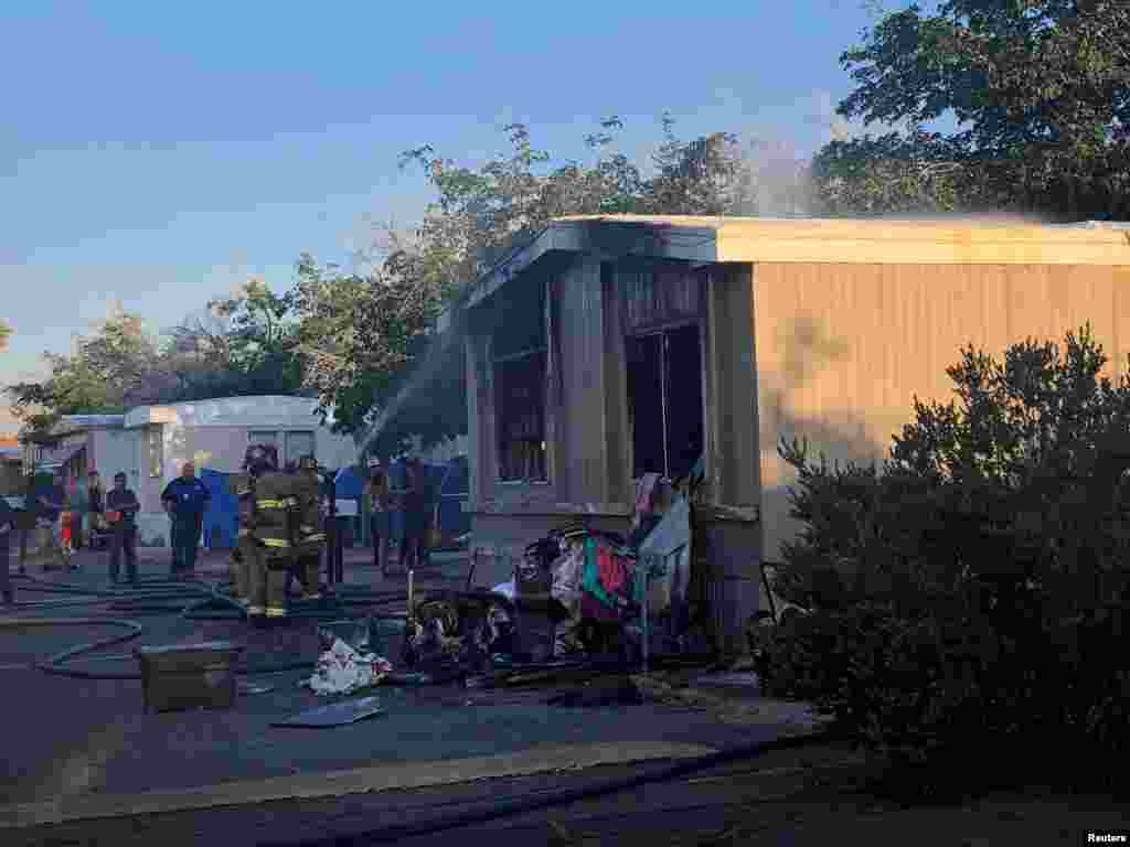 Bombeiros tentam apagar um fogo em Ridgecrest, Califórnia, depois do terramoto de 5 de Julho