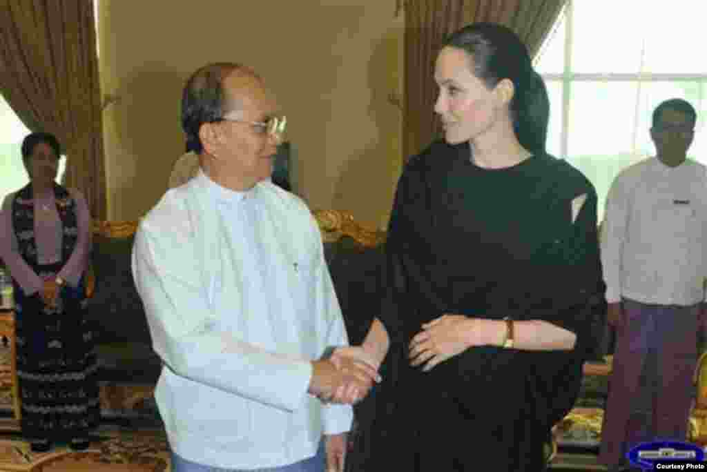 ျမန္မာသမၼတဦးသိန္းစိန္နဲ႔ ဒုကၡသည္မ်ား ဆိုင္ရာ ကုလသမဂၢ မဟာမင္းႀကီးရံုး ရဲ႕ အထူးကိုယ္စားလွယ္ အျဖစ္ ျမန္မာႏိုင္ငံ ကိုေရာက္ရိွေန တဲ့ Angelina Jolie ေတြ႔ဆံု။