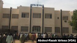 A l'Hotel de ville de Niamey, au Niger, le 23 janvier 2017. (VOA/Abdoul-Razak Idrissa)