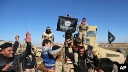 عراقی فورسز مشرقی موصل پر قبضے کے بعد لوگوں کے ساتھ فتح کا جشن منا رہے ہیں۔ انہوں نے داعش کا جھنڈا الٹا کر رکھا ہے۔ 24 جنوری 2017