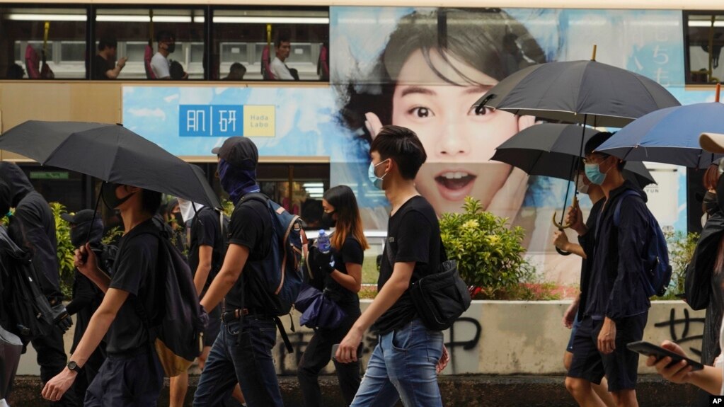 香港抗议者星期六(10/12)再次走上街头抗议。美联社