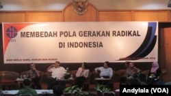 Peneliti Pusat Penelitian Politik LIPI Hamdan Basyar sedang berbicara seputar pencegahan paham radikal di gedung LIPI Jakarta, 18 Februari 2016 (Foto: VOA/Andylala).