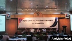 Peneliti Pusat Penelitian Politik LIPI Hamdan Basyar sedang berbicara seputar pencegahan paham radikal di gedung LIPI Jakarta, 18 Februari 2016 (Foto: VOA/Andylala).