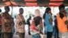 File d'attente dans un bureau de vote de Ouagadougou, le 29 novembre 2015. (AP Photo/Theo Renaut)