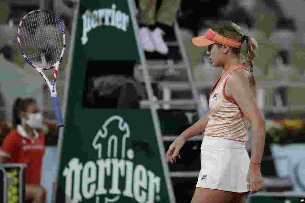 Sofia Kenin of the U.S. throws her racket in the fourth round match of the French Open tennis tournament against France&#39;s Fiona Ferro at the Roland Garros stadium in Paris, France, Monday, Oct. 5, 2020. (AP Photo/Alessandra Tarantino)