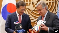 9月18日南韓總統文在寅在聯合國贈與聯合國秘書長禮物。