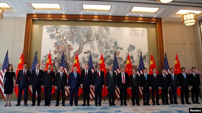 美国贸易代表团成员和中国官员在北京钓鱼台国宾馆合影(2019年5月1日)