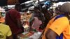 La vente de médicaments dans la rue, une activité qui génère des milliards chaque année pour de nombreuses femmes, à Abidjan, en Côte d'Ivoire, le 12 août 2017. (VOA/Georges Ibrahim Tounkara)