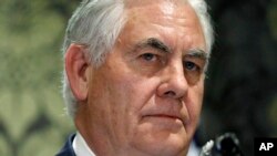 រូប​ឯកសារ៖ លោក Rex Tillerson ស្តាប់​សំណួរ​ក្នុង​អំឡុង​ពេល​សន្និសីទ​សារព័ត៌មាន​មួយ​នៅ​ទី​ក្រុង Nairobi ប្រទេស​កេនយ៉ា កាលពី​ថ្ងៃ​ទី​៩ ខែ​មីនា ឆ្នាំ​២០១៨។