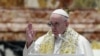 Папа Франциск выступает с посланием «Граду и миру». 4 апреля 2021 г.