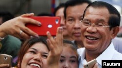 រូបឯកសារ៖ កម្មកររោងចក្រថតរូបជាមួយលោកនាយករដ្ឋមន្ត្រី ហ៊ុន សែន នៅខេត្តកណ្តាល កាលពីថ្ងៃទី៤ ខែកក្កដា ឆ្នាំ២០១៨។