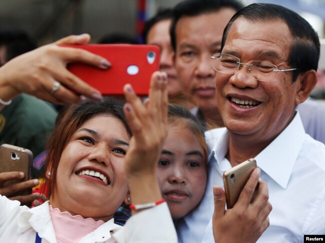 រូបឯកសារ៖ កម្មកររោងចក្រថតរូបជាមួយលោកនាយករដ្ឋមន្ត្រី ហ៊ុន សែន នៅខេត្តកណ្តាល កាលពីថ្ងៃទី៤ ខែកក្កដា ឆ្នាំ២០១៨។