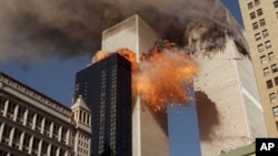 Foto de archivo del momento en que una de las torres gemelas del WTC en Nueva York explota, en los ataques de septiembre 11 del 2001.